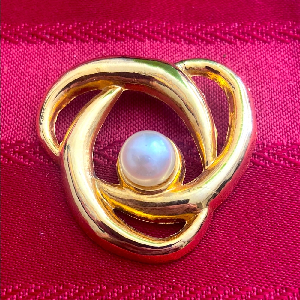 Vintage AAI Gold Tone Faux Pearl Brooch